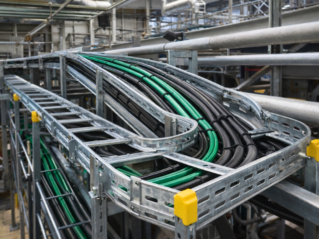 Bandejas de escalera portacables instalada en recorrido industrial, accesible para mantenimiento y ampliaciones. Bandeja escalera para cables en instalación industrial con soportes y accesorios.