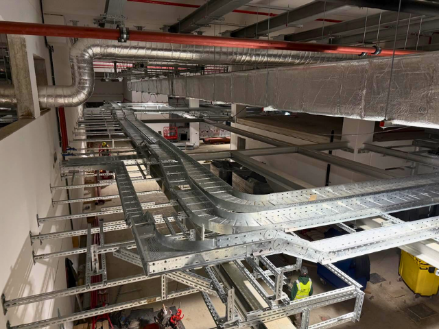 Canalización eléctrica industrial con bandeja portacables y soportación, accesible para mantenimiento y crecimiento.